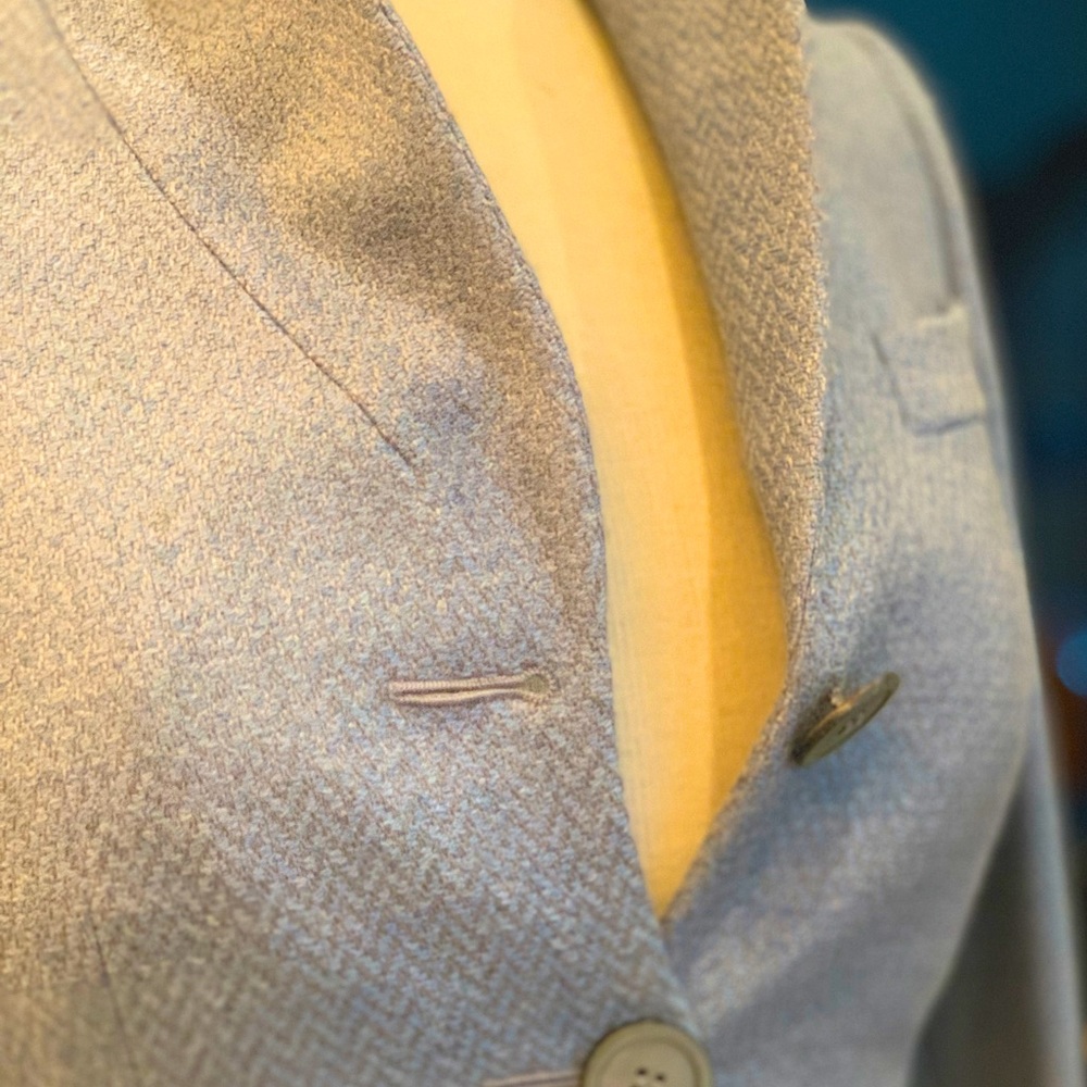 Giorgio Armani cashmere jacket with a beautiful silhouette. Grey-Light Blue sz36